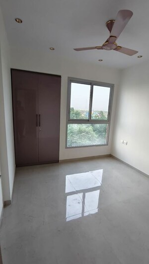 Room in 2 BHK Apartment at Piramal Vaikunth, Balkum Pada – for Rent