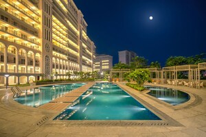 Swimming Pool in 3 BHK Apartment at DLF The Skycourt, Sector 86 – for Sale