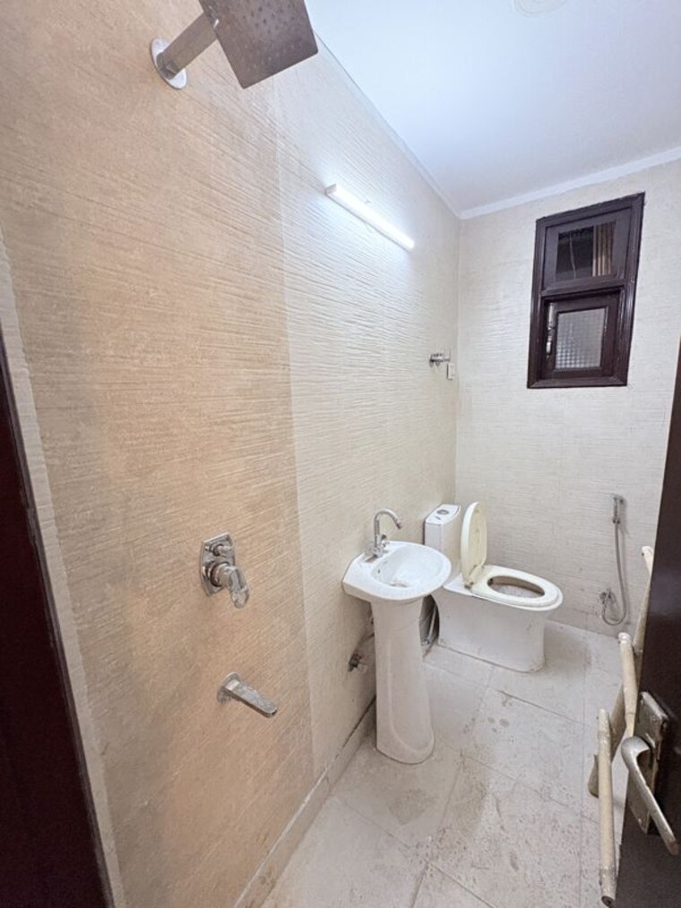 Bathroom, khirki extension 3 Bedroom 105 Sq.Yd. Builder Floor In Khirki Extension Delhi 10735062