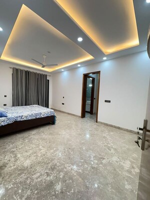 Room in 3 BHK Builder Floor at Sector 27 – for Rent