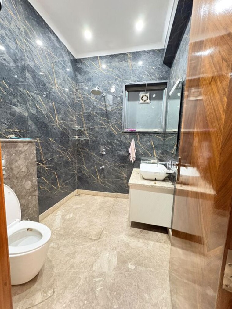 Bathroom, sector 27 3 Bedroom 420 Sq.Yd. Builder Floor In Sector 27 Gurgaon 10735117