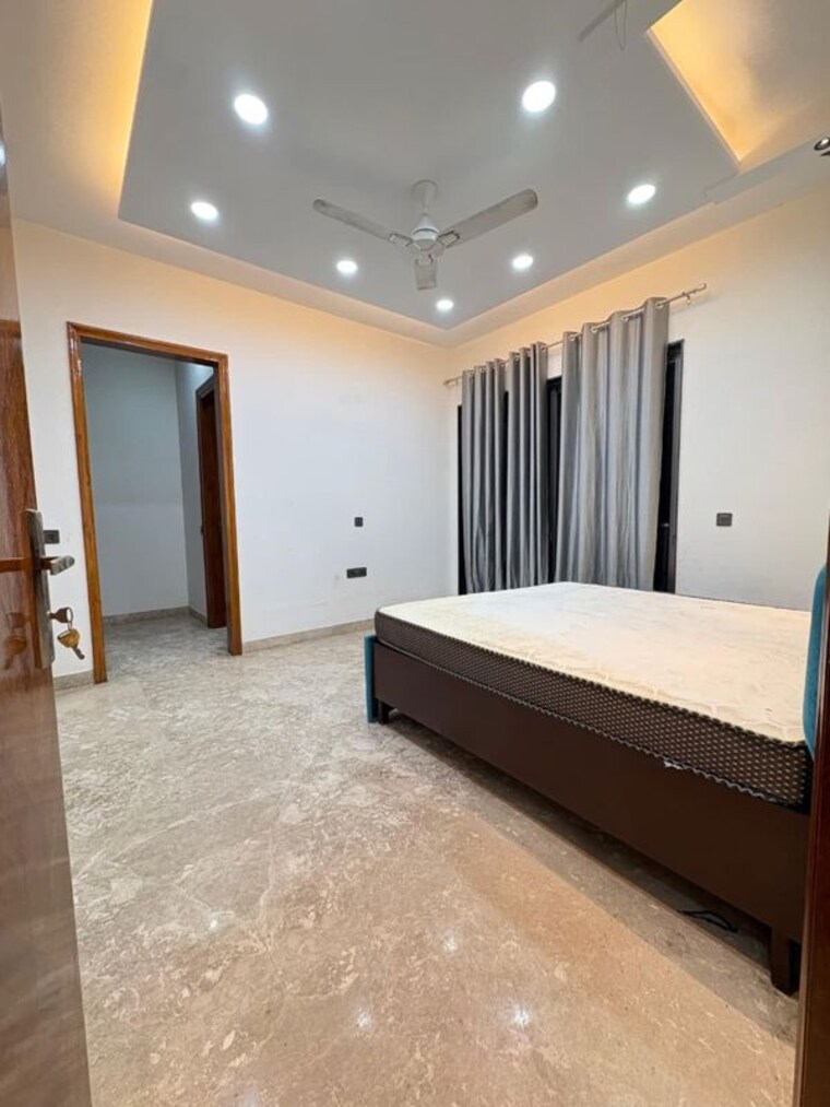 Bedroom, sector 27 3 Bedroom 420 Sq.Yd. Builder Floor In Sector 27 Gurgaon 10735117