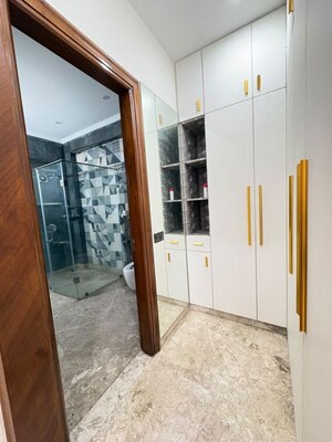 Room in 3 BHK Builder Floor at Sector 27 – for Rent
