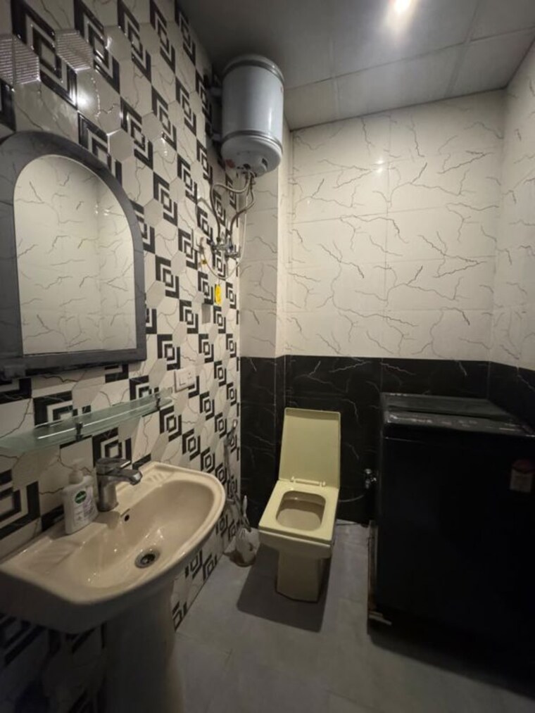 Bathroom, sector 43 2 Bedroom 100 Sq.Yd. Builder Floor In Sector 43 Gurgaon 10735140