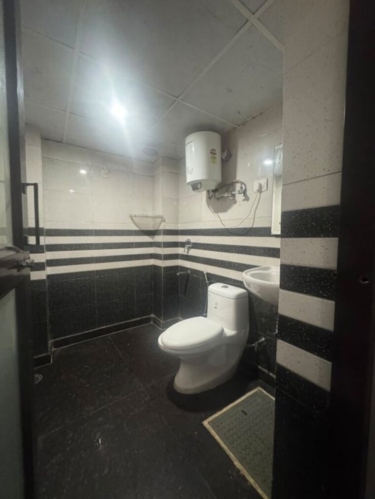 Bathroom, sector 43 2 Bedroom 100 Sq.Yd. Builder Floor In Sector 43 Gurgaon 10735140