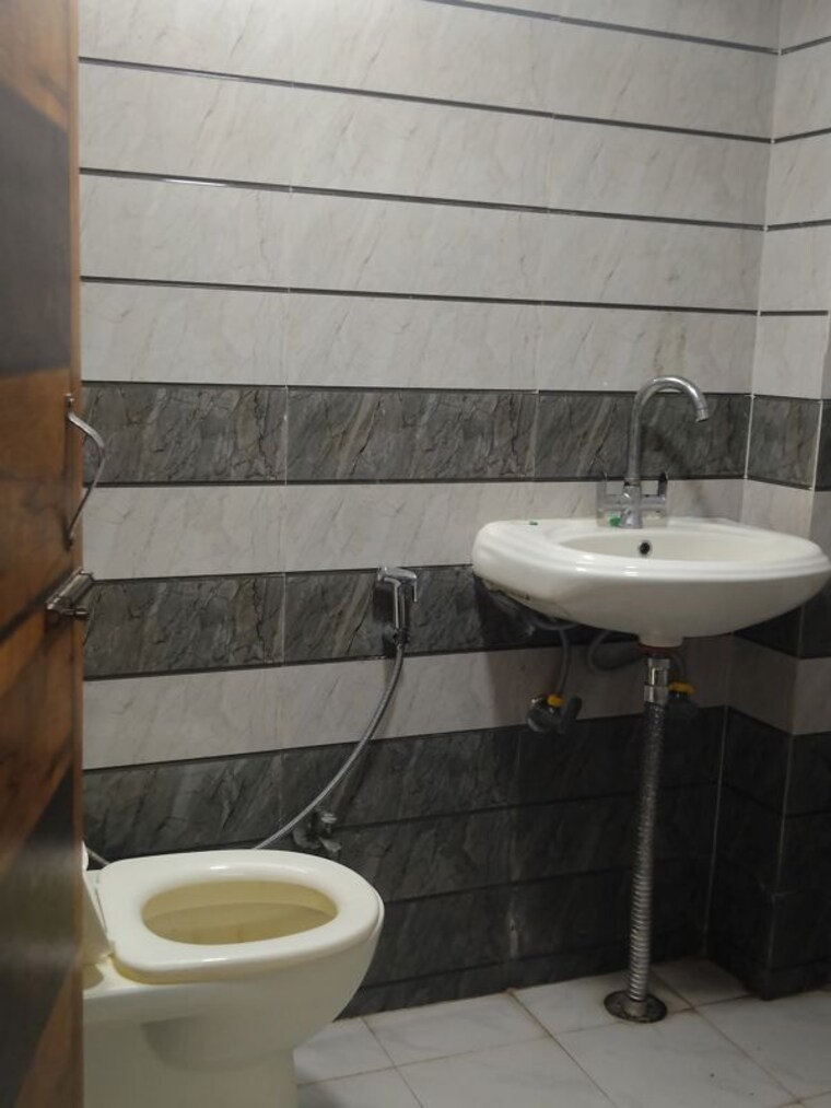 Attached Bathroom, chandan vihar 2 Bedroom 850 Sq.Ft. Apartment In Chandan Vihar Delhi 10729823