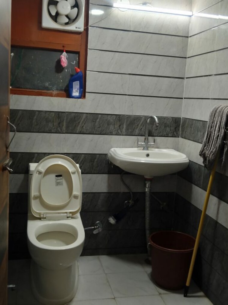 Bathroom, chandan vihar 2 Bedroom 850 Sq.Ft. Apartment In Chandan Vihar Delhi 10729823