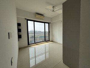Room in 2.5 BHK Apartment at Kalpataru Primus Residence, Santacruz East – for Rent