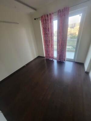 Room in 3.5 BHK Apartment at Paras Irene, Sector 70a – for Rent