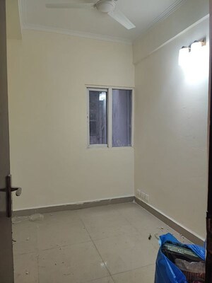 Room in 3 BHK Apartment at Amrapali Terrace Homes, Tech Zone 4 Greater Noida – for Rent