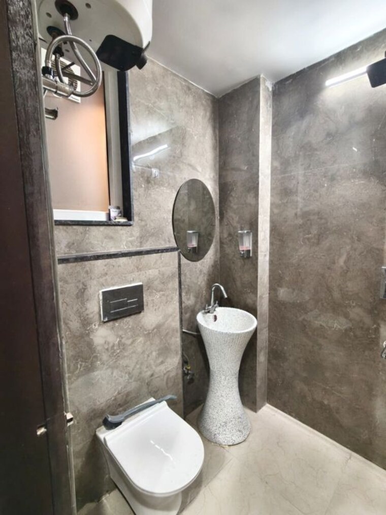 Bathroom, sector 42 1 Bedroom 300 Sq.Ft. Builder Floor In Sector 42 Gurgaon 10735423