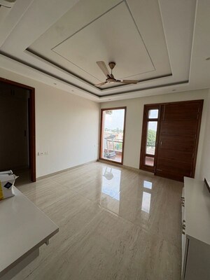 Room in 3 BHK Builder Floor at Sector 15 – for Rent