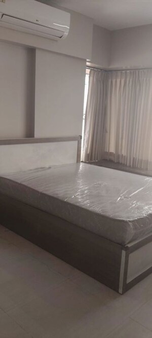 Room in 3 BHK Apartment at Samartha Aangan, Andheri West – for Rent