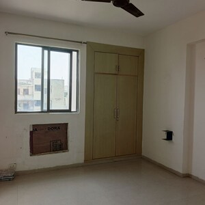 Room in 2 BHK Apartment at Umang Summer Palms, Sector 86 – for Rent