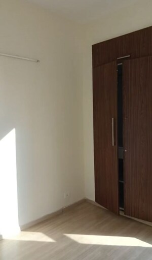 Room in 2 BHK Apartment at Pioneer Park Phase 1, Sector 61 – for Rent