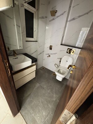 Bathroom in 5 BHK Apartment at Lokhandwala Complex – for Rent