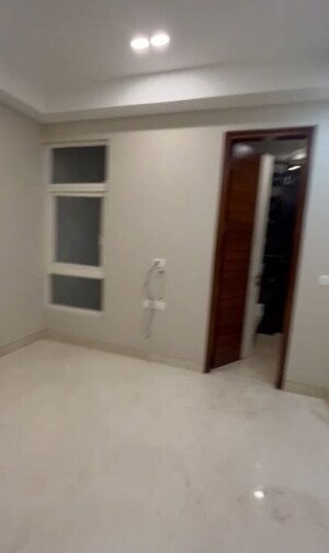 Room in 4 BHK Builder Floor at Sushant Lok I – for Rent