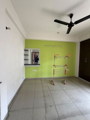 Room in 2.5 BHK Apartment at Ajnara Homes, Sector 16b Greater Noida – for Rent