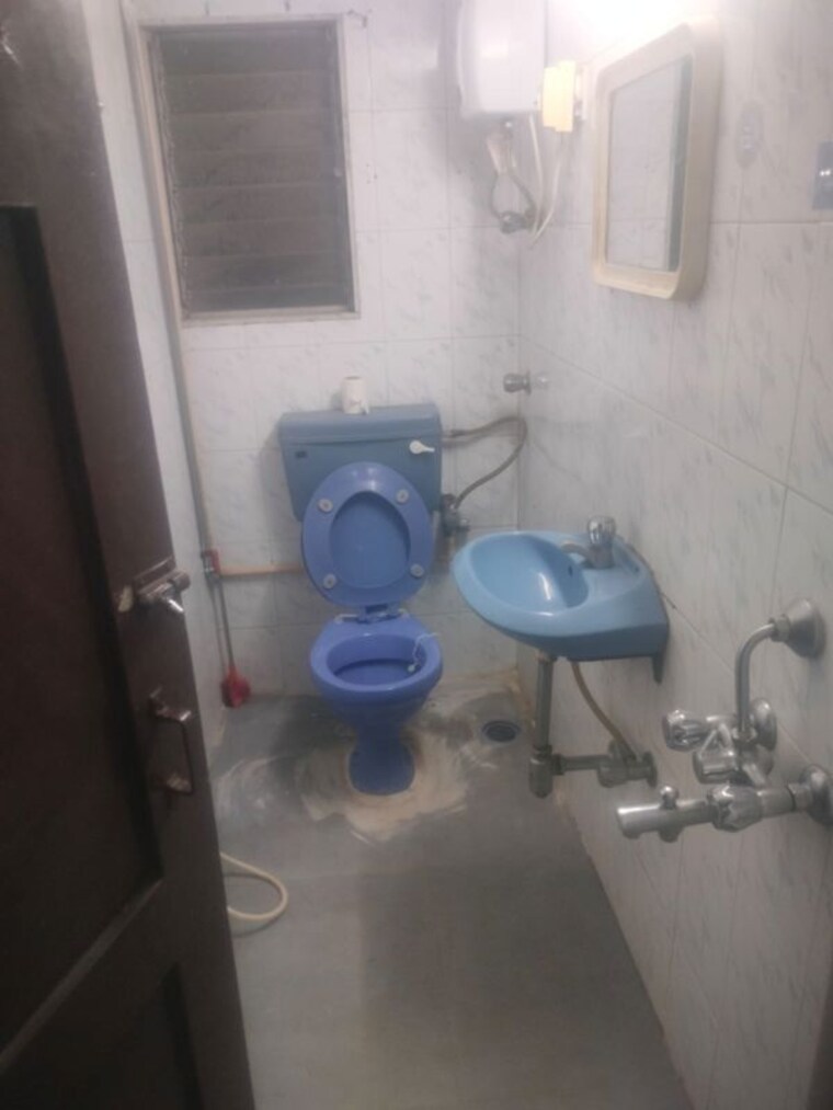 Bathroom, prem-deep-building 2 Bedroom 900 Sq.Ft. Apartment In Andheri East Mumbai 10736042