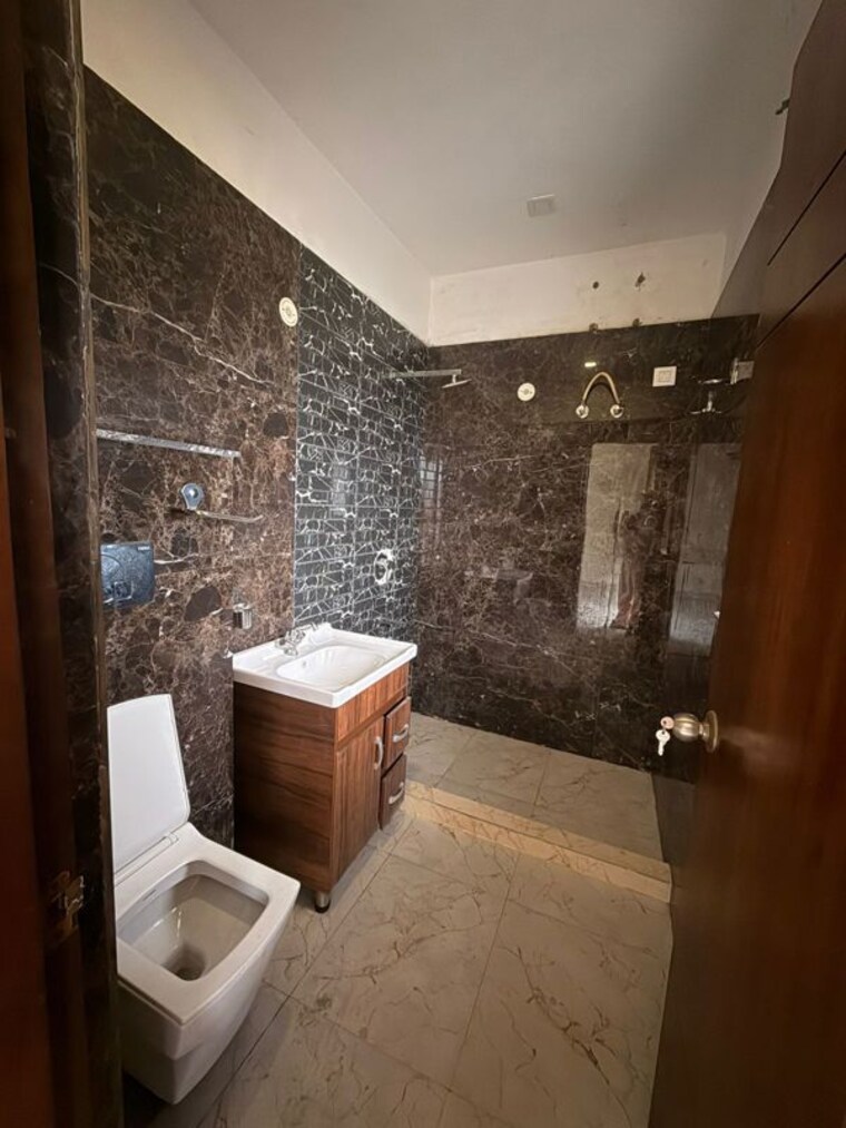 Bathroom, sector 17 3 Bedroom 1600 Sq.Ft. Builder Floor In Sector 17 Panchkula 10736075