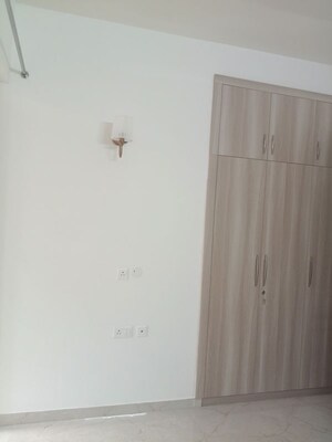 Furnished Amenities in 3.5 BHK Builder Floor at Smart World Orchard, Sector 61 – for Sale