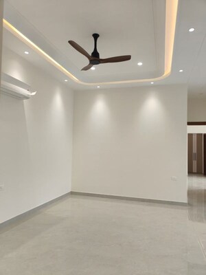 Room in 3.5 BHK Apartment at BPTP Discovery Park, Sector 80 – for Sale