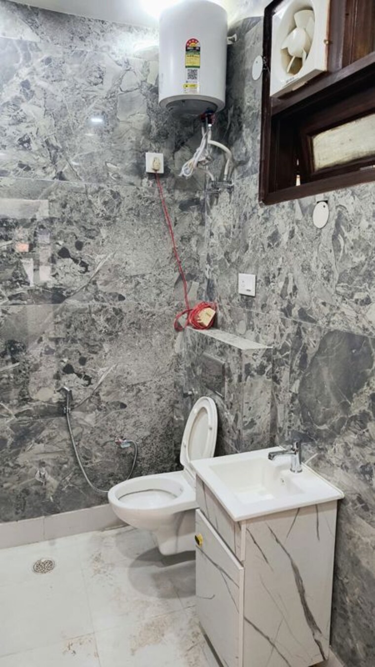 Bathroom, west patel nagar 3 Bedroom 1200 Sq.Ft. Builder Floor In West Patel Nagar Delhi 10736166