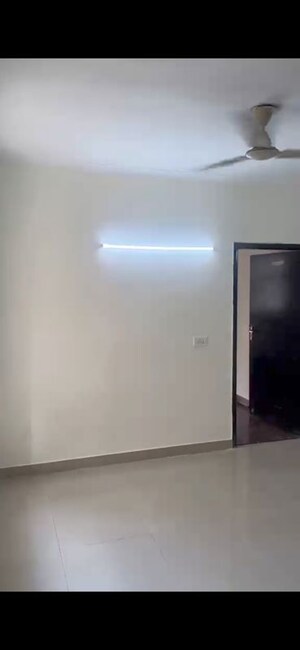 Room in 3 BHK Apartment at Earthcon Sanskriti, Sector 1 Greater Noida – for Rent