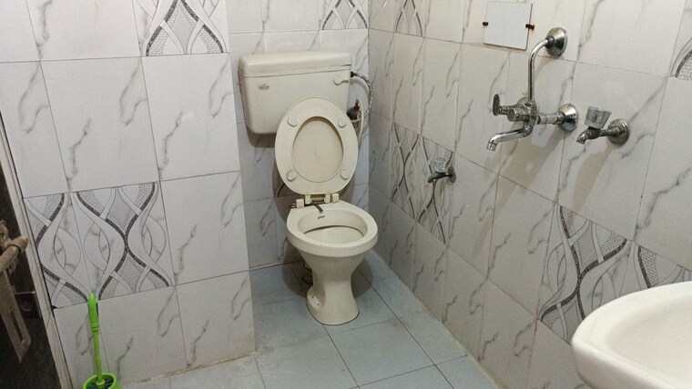 Bathroom, vaishali sector 3 1 Bedroom 350 Sq.Ft. Builder Floor In Vaishali Sector 3 Ghaziabad 10736205