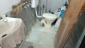 Bathroom in 1 BHK Builder Floor at Vaishali Sector 2 – for Rent