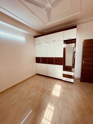 Room in 2 BHK Builder Floor at Sector 43 – for Rent