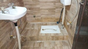 Bathroom in 1 BHK Builder Floor at Vaishali Sector 3 – for Rent