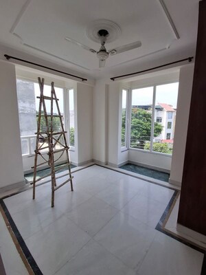 Room in 3 BHK Apartment at Uppal Southend, Sector 49 – for Rent