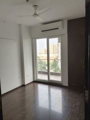 Room in 3.5 BHK Apartment at Microtek Greenburg, Sector 86 – for Rent
