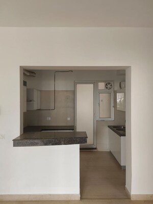 Room in 3.5 BHK Apartment at Microtek Greenburg, Sector 86 – for Rent