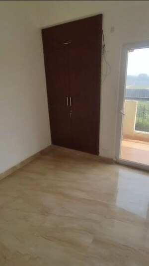 Room in 3 BHK Apartment at Palm Marina Suites, Nh 24 – for Rent