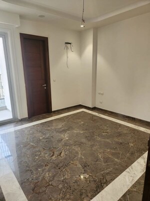 Room in 2 BHK Builder Floor at Dlf Phase iv – for Rent