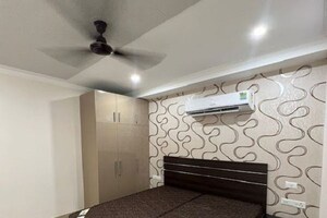 Room in 2 BHK Apartment at Ardee Mall, Sector 52 – for Rent