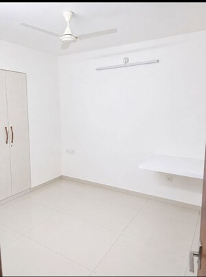 1 BHK Apartment For Rent in Godrej Emerald, Ghodbunder Road