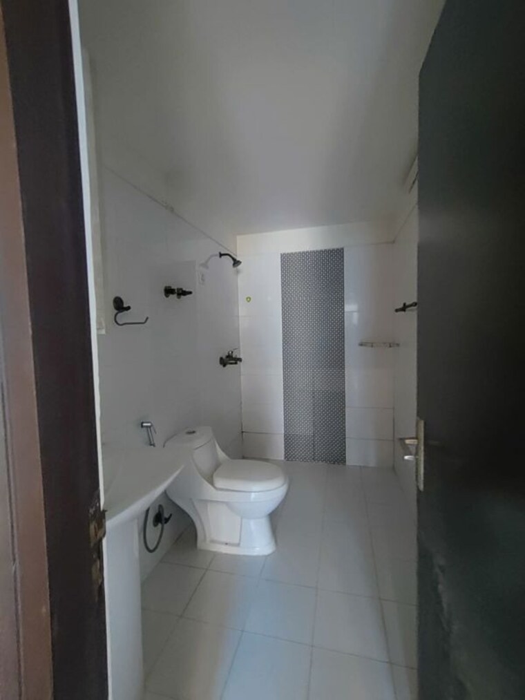 Bathroom, gulshan-vivante 2.5 Bedroom 1220 Sq.Ft. Apartment In Sector 137 Noida 10736499