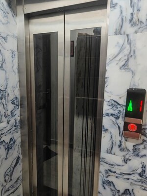 Lift in 2 BHK Apartment at Jawahar Park – for Rent