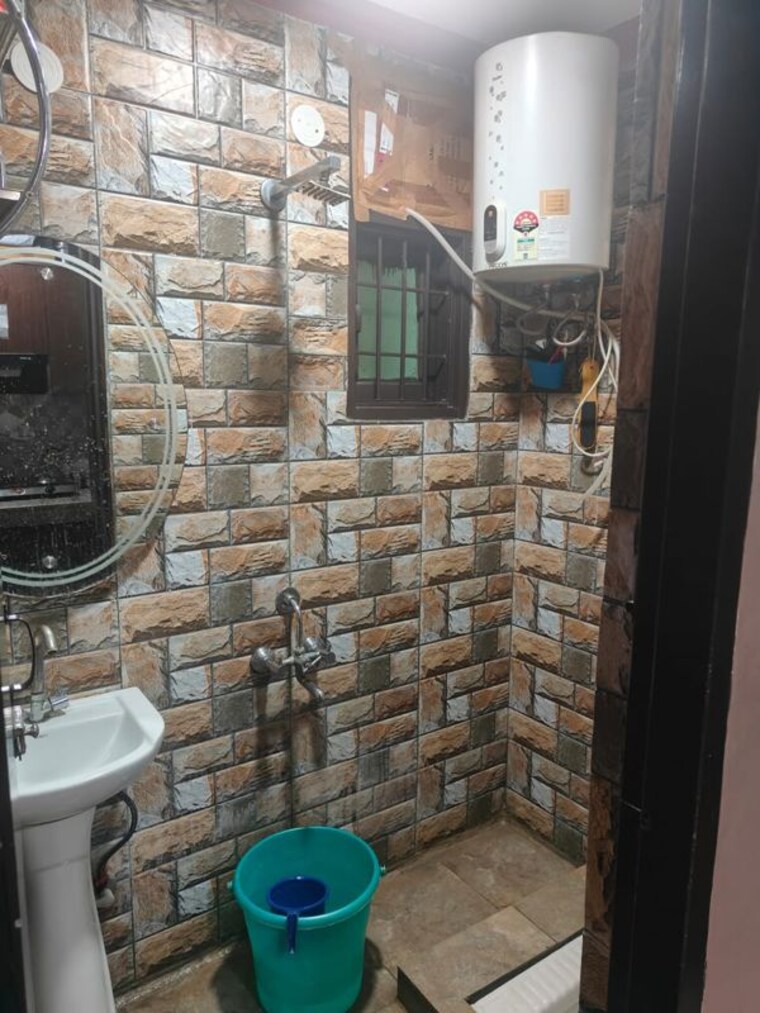 Bathroom, jawahar park 2 Bedroom 70 Sq.Yd. Apartment In Jawahar Park Delhi 10736391