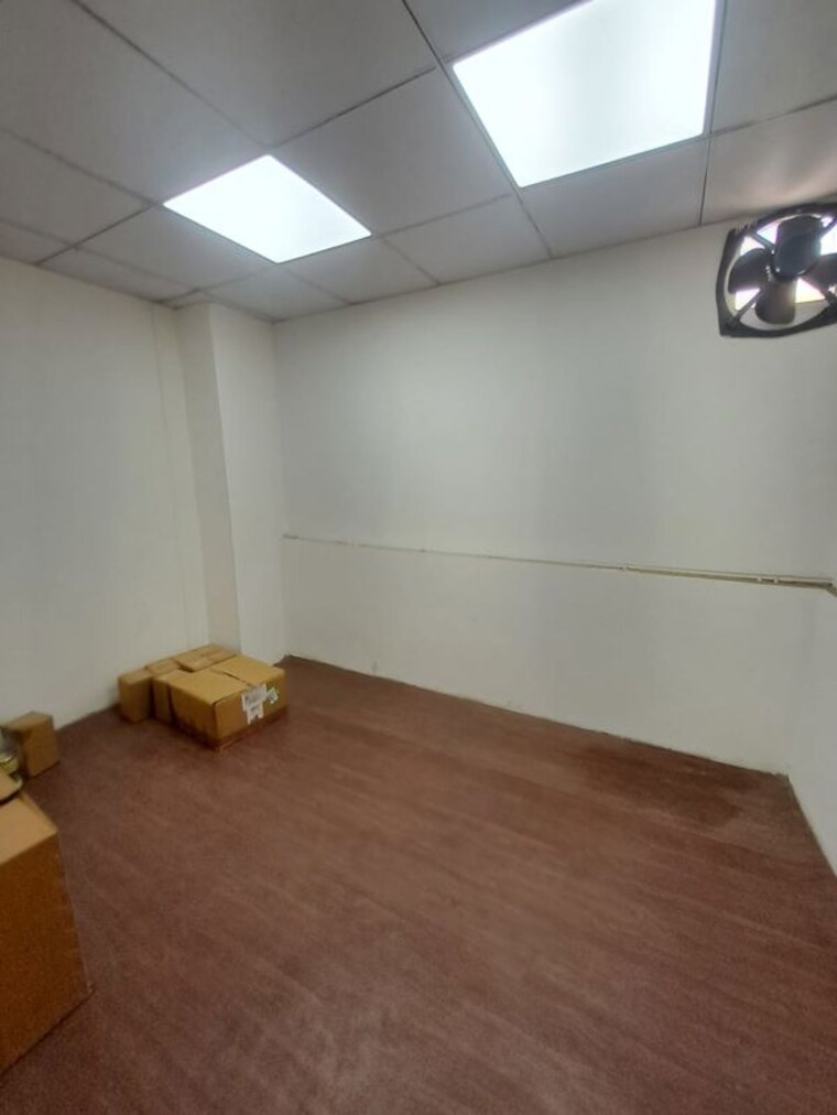 Room, sector 63 Commercial Warehouse 1400 Sq.Ft. In Sector 63 Noida 10736485