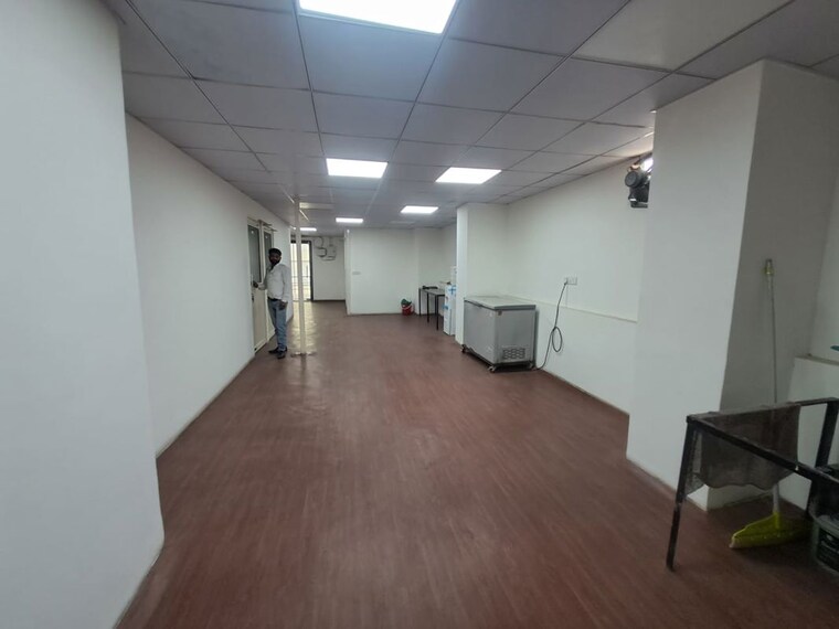Room, sector 63 Commercial Warehouse 1400 Sq.Ft. In Sector 63 Noida 10736485