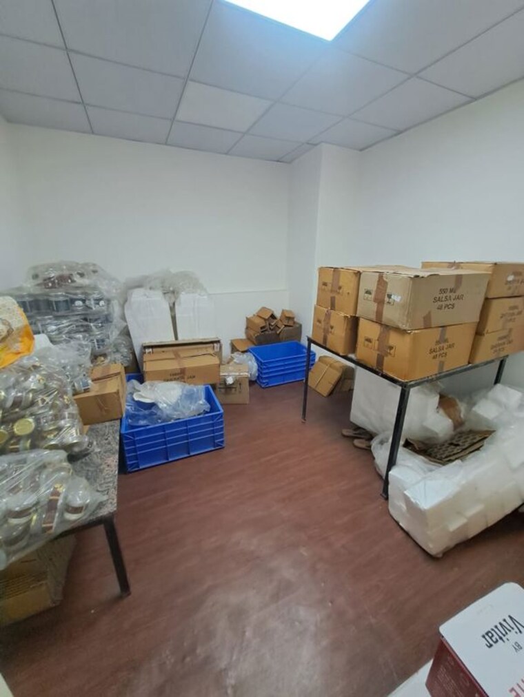 Living Room, sector 63 Commercial Warehouse 1400 Sq.Ft. In Sector 63 Noida 10736485