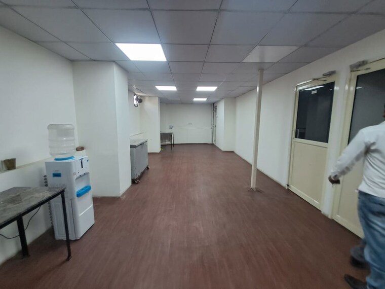 Room, sector 63 Commercial Warehouse 1400 Sq.Ft. In Sector 63 Noida 10736485