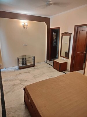 Room in 3 BHK Apartment at Suncity Essel Tower, Sector 28 – for Rent