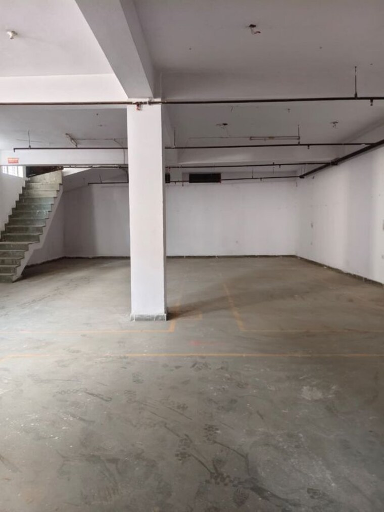 Room, sector 63 Commercial Warehouse 2500 Sq.Ft. In Sector 63 Noida 10736627