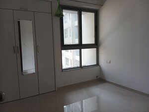 Room in 2 BHK Apartment at Kalpataru Immensa, Kolshet Road – for Rent