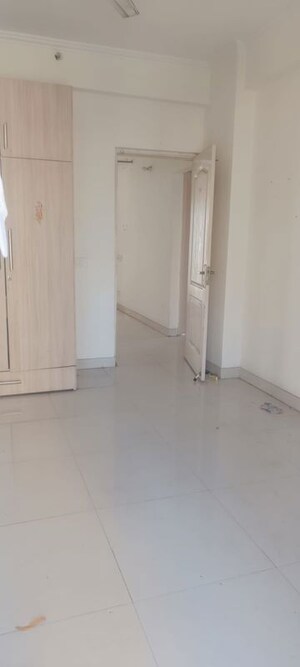 Room in 3 BHK Apartment at Sector 76 – for Rent